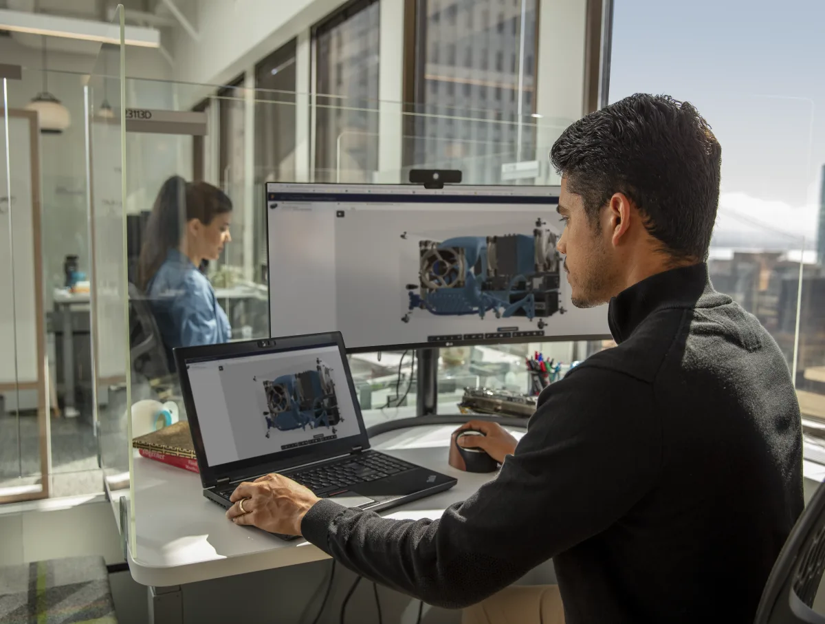 Profesional trabajando en un modelo CAD con Autodesk Fusion.
