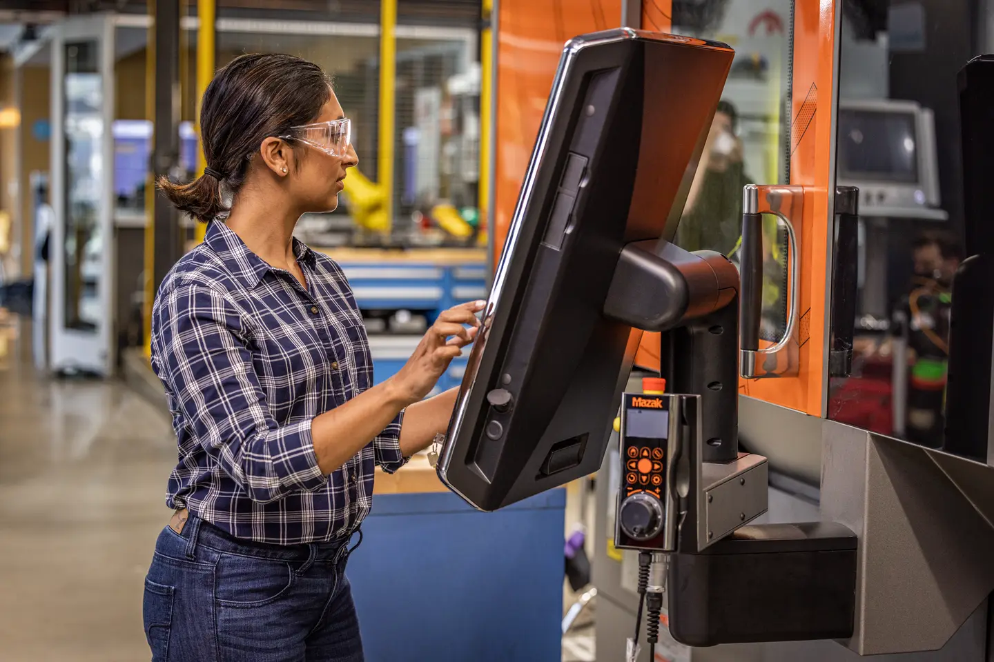 Operadora preparando el trabajo en un centro de mecanizado CNC