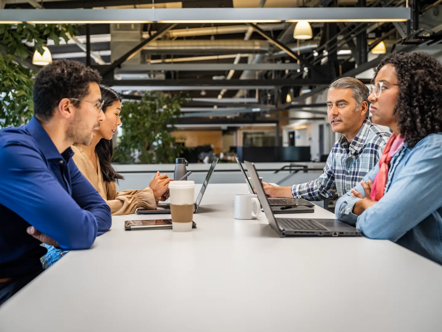 Revisión colaborativa de trabajo técnico con una computadora