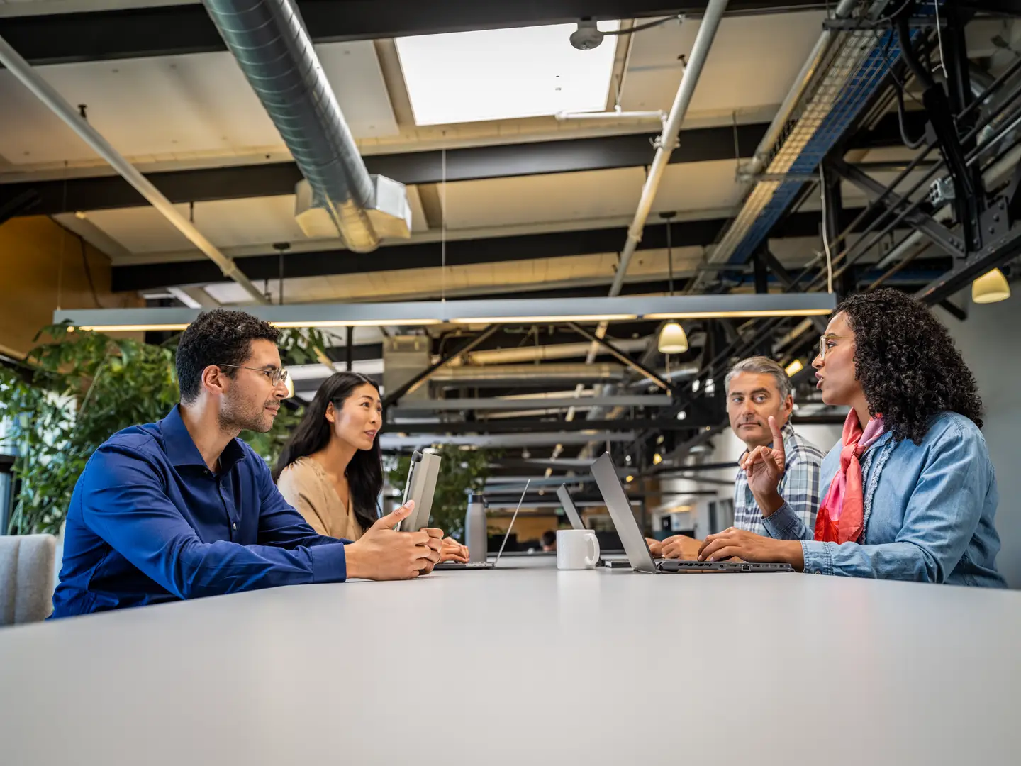 Equipo revisando información técnica en una computadora