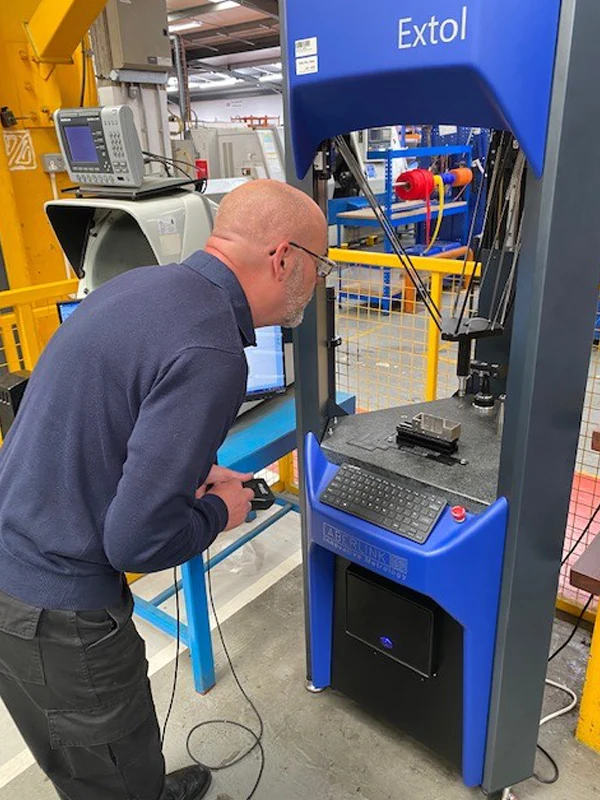 Operador midiendo con Aberlink Extol en MetalTech