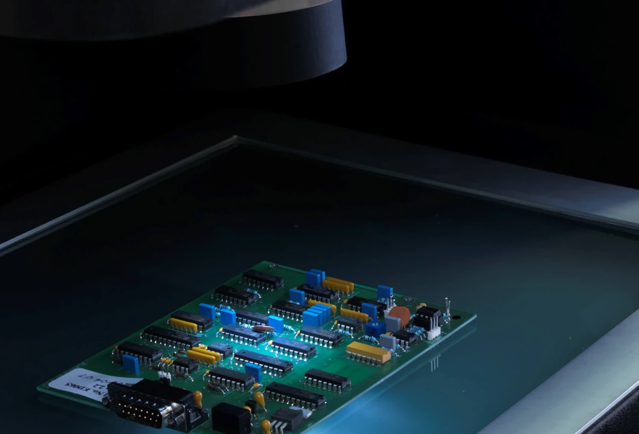 Componente electrónico sobre la mesa óptica de Project X