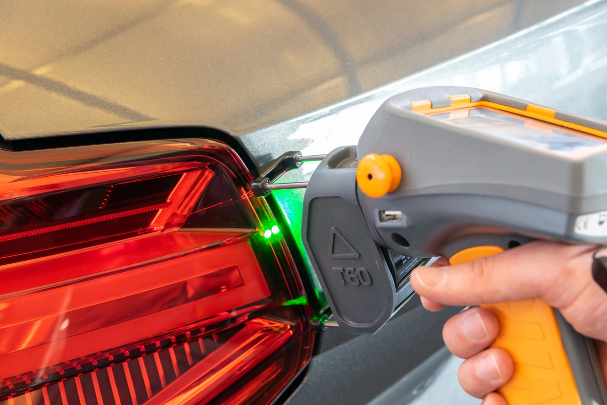 GapGun Pro2 midiendo la unión de una óptica trasera con la carrocería