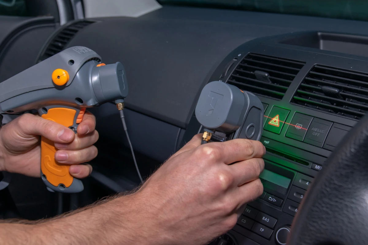 Sensor de GapGun Pro2 conectado por extensión para inspeccionar un tablero