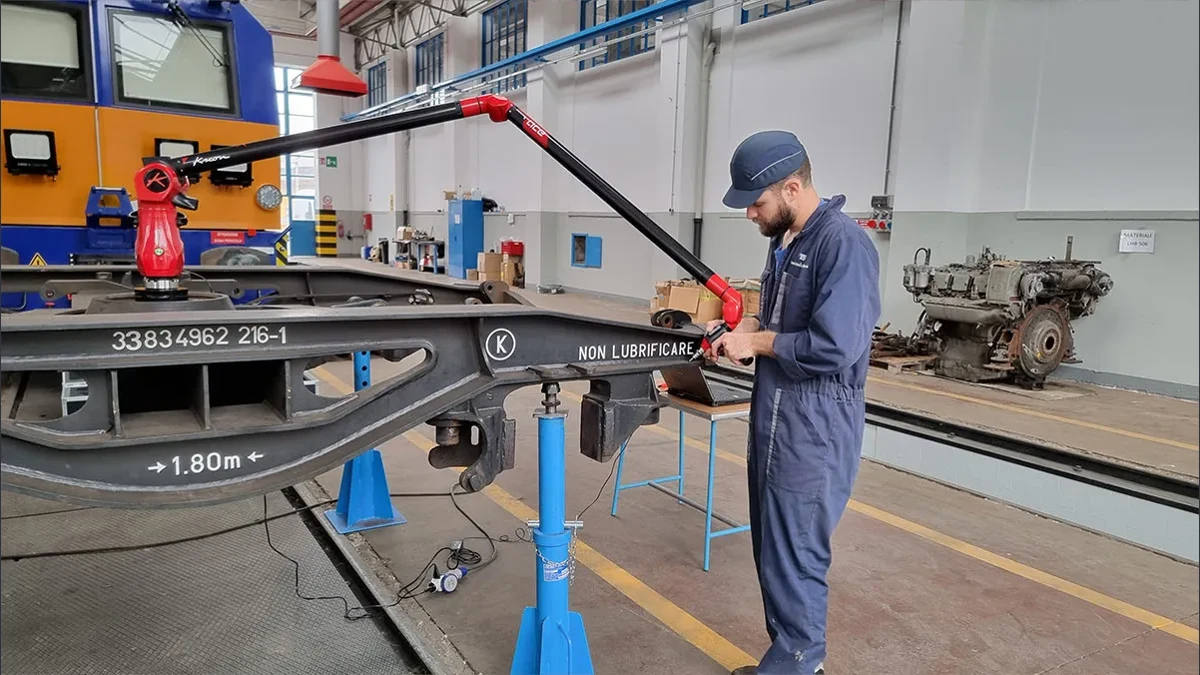 Medición de una estructura ferroviaria con un brazo KREON ACE en un taller.