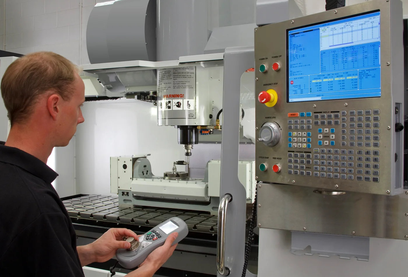 Ballbar Renishaw QC20-W montado entre el husillo y la mesa durante una prueba de máquina