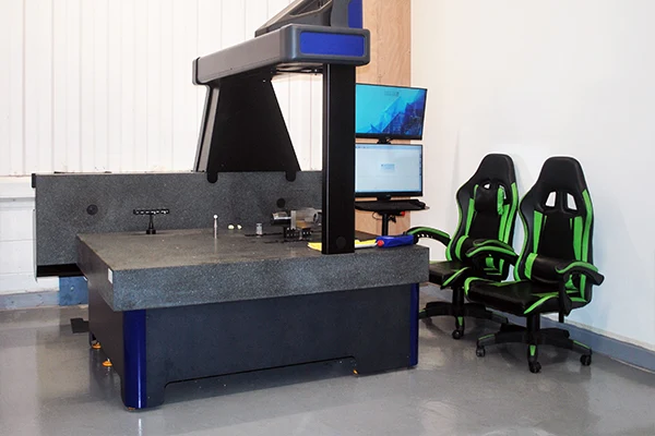 CMM Halo de One-O-Five con piezas dispuestas para medición