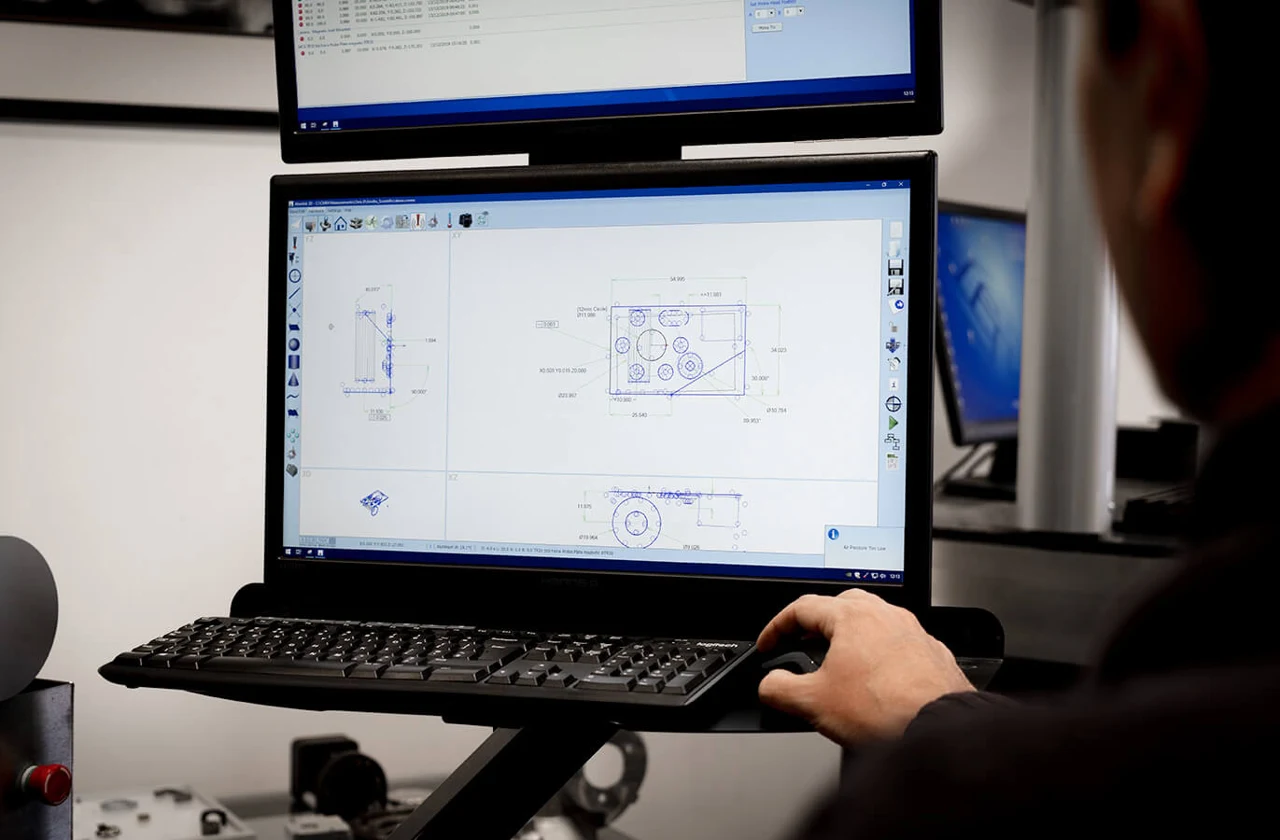 Operador consultando resultados de medición en Aberlink 3D
