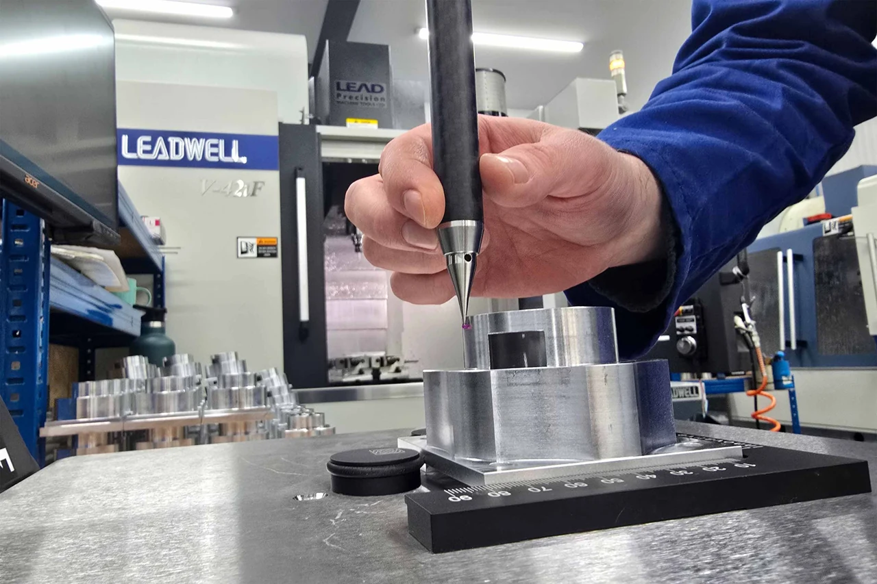 Operador palpando una pieza con la CMM manual Aberlink Measur3D