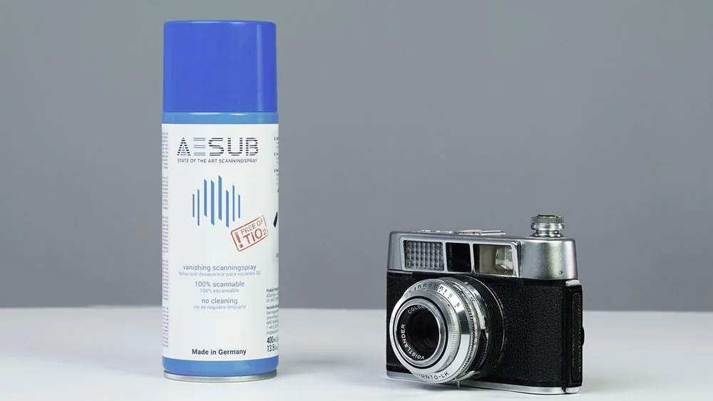 Cámara sin recubrimiento junto a un envase AESUB blue