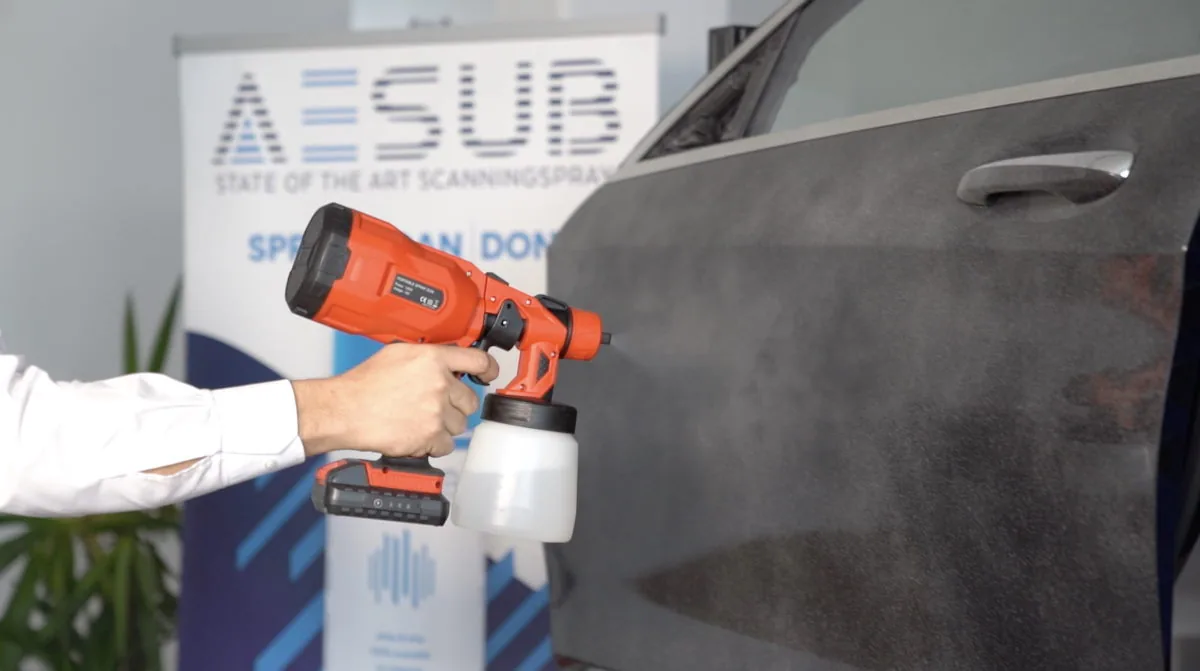 Aplicación con pistola AESUB sobre un panel de una puerta de automóvil