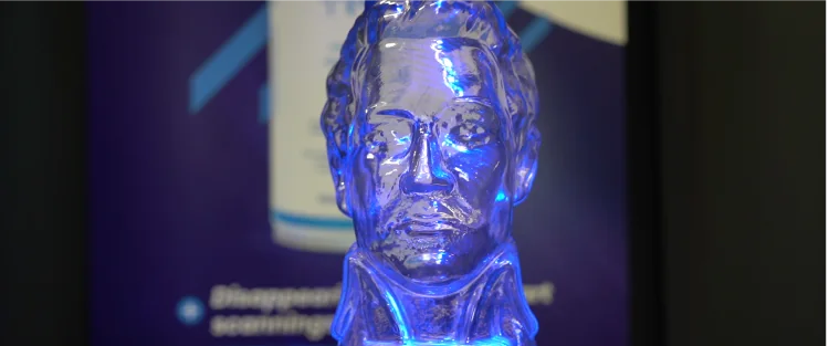 Busto transparente observado con iluminación de escaneo óptico