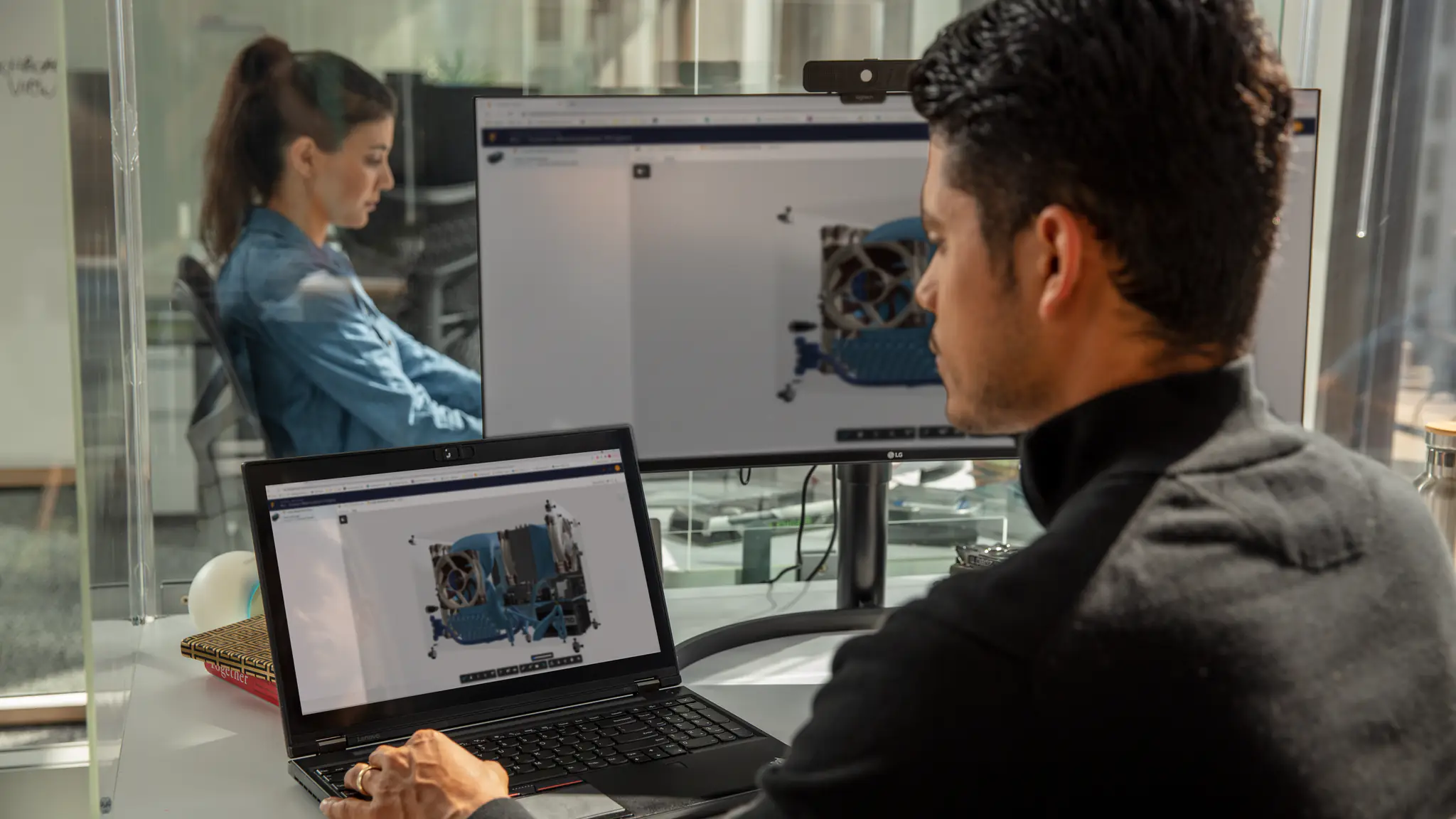 Profesional trabajando con un modelo CAD 3D en Autodesk Fusion