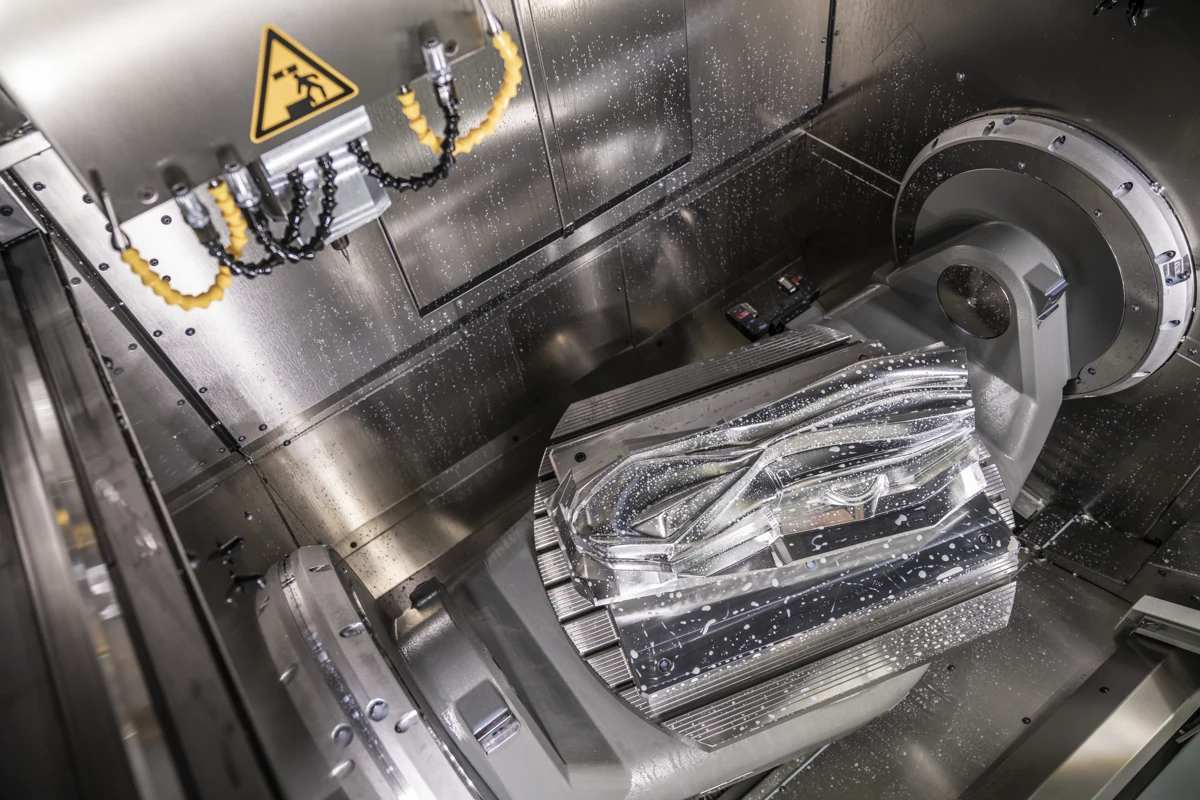 Pieza sujeta en una máquina CNC durante un trabajo programado con PowerMill