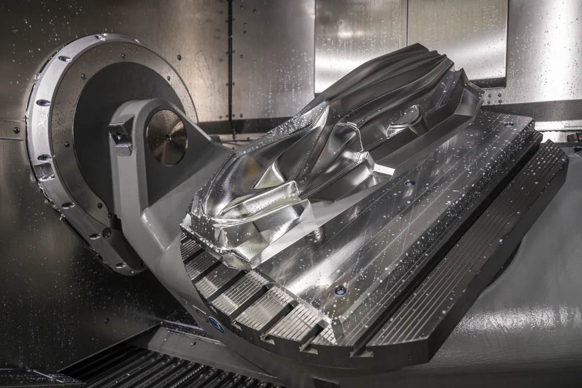 Pieza mecanizada conservada en su amarre de CNC en un trabajo con PowerMill