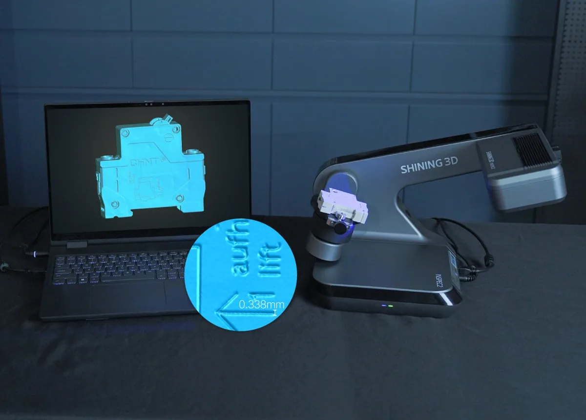 AutoScan Inspec2 escaneando una pieza junto a un ordenador con el modelo 3D