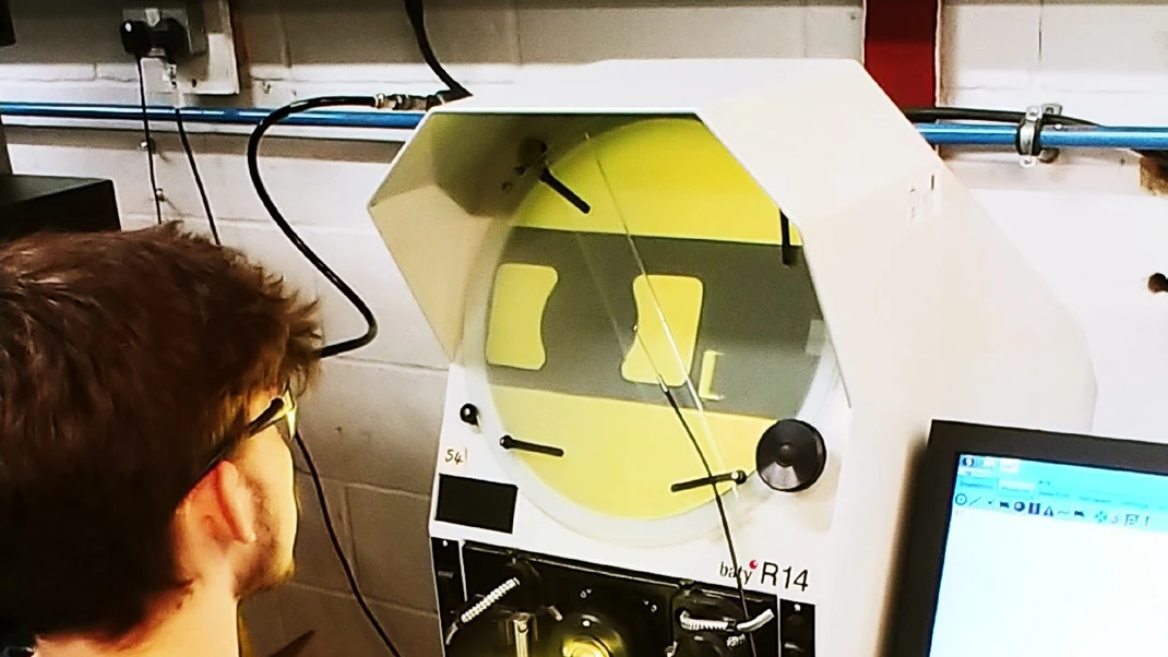 Operación del R14 en la inspección de piezas moldeadas de Broanmain Plastics