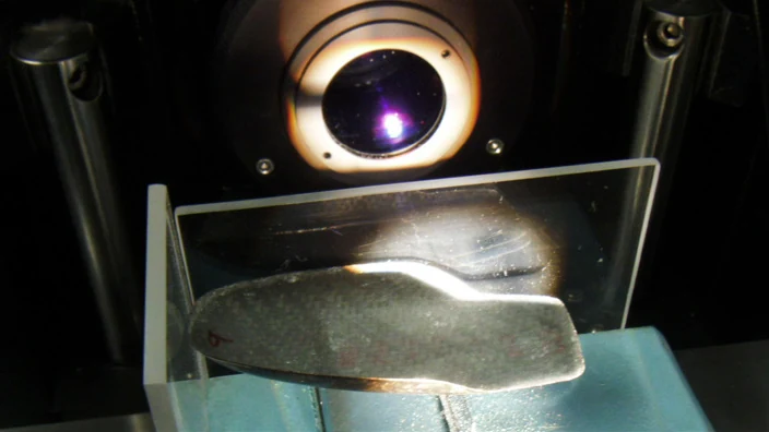Pieza de material compuesto presentada para medición óptica en R14