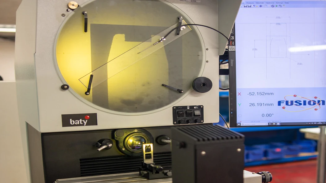 Pieza presentada y perfil proyectado en el Baty R400 de Bowers