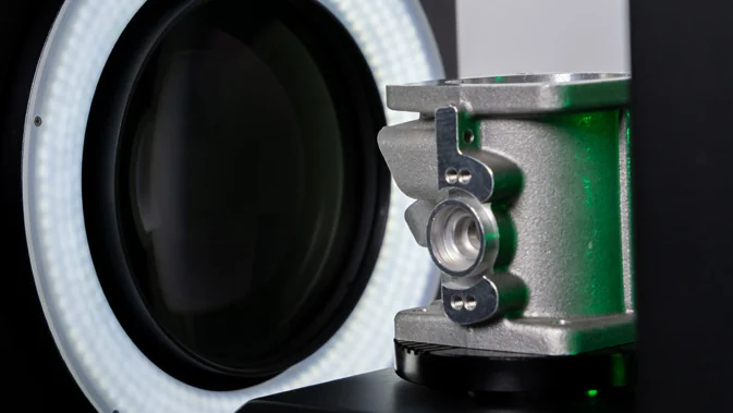 Pieza con varias caras y luz anular en Baty Venture FH-1080AF