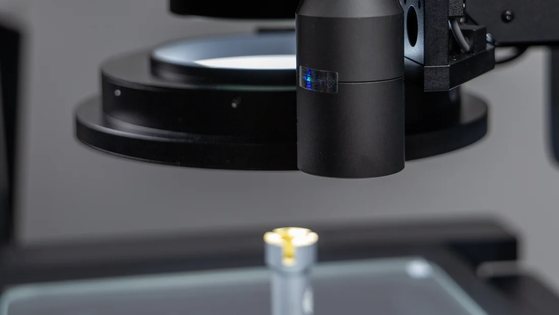 Extremo de la sonda confocal opcional sobre una pieza en Venture FV