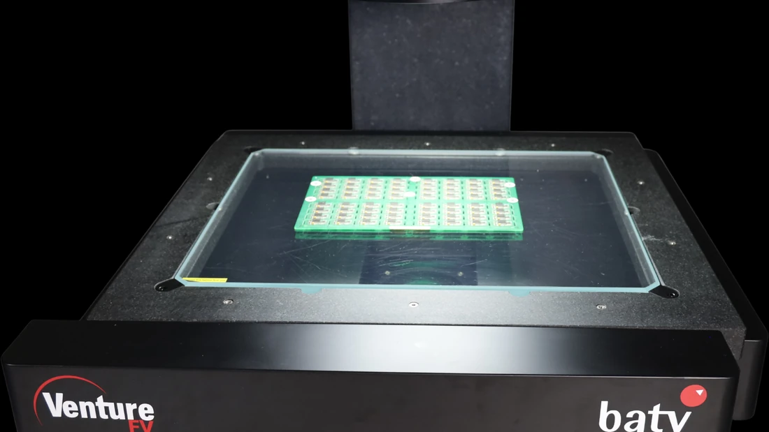 Mesa de un Baty Venture FV de pie con piezas bajo la óptica