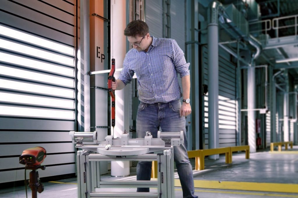 Operador midiendo un útil con tecnología Metronor