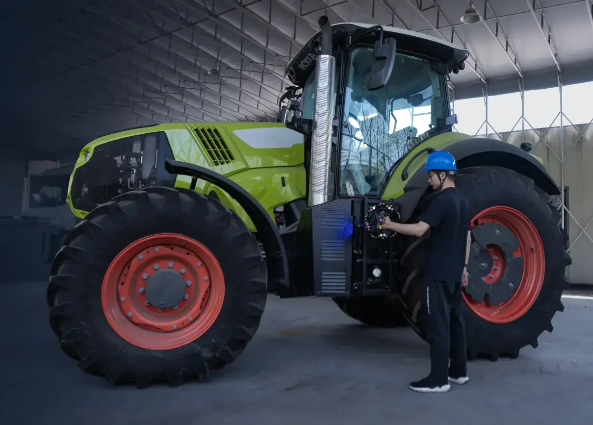 Operador escanea un tractor con FreeScan Trak ProW+