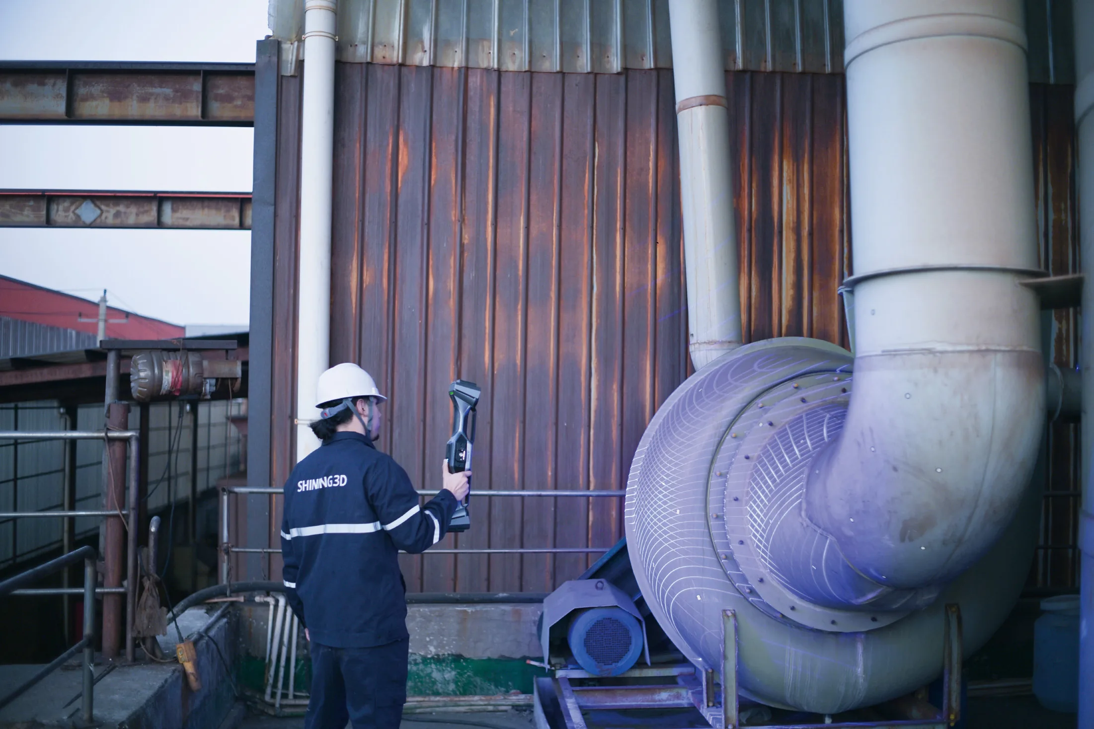 Operador con FreeScan UE Nova para captura inalámbrica alrededor de una pieza industrial