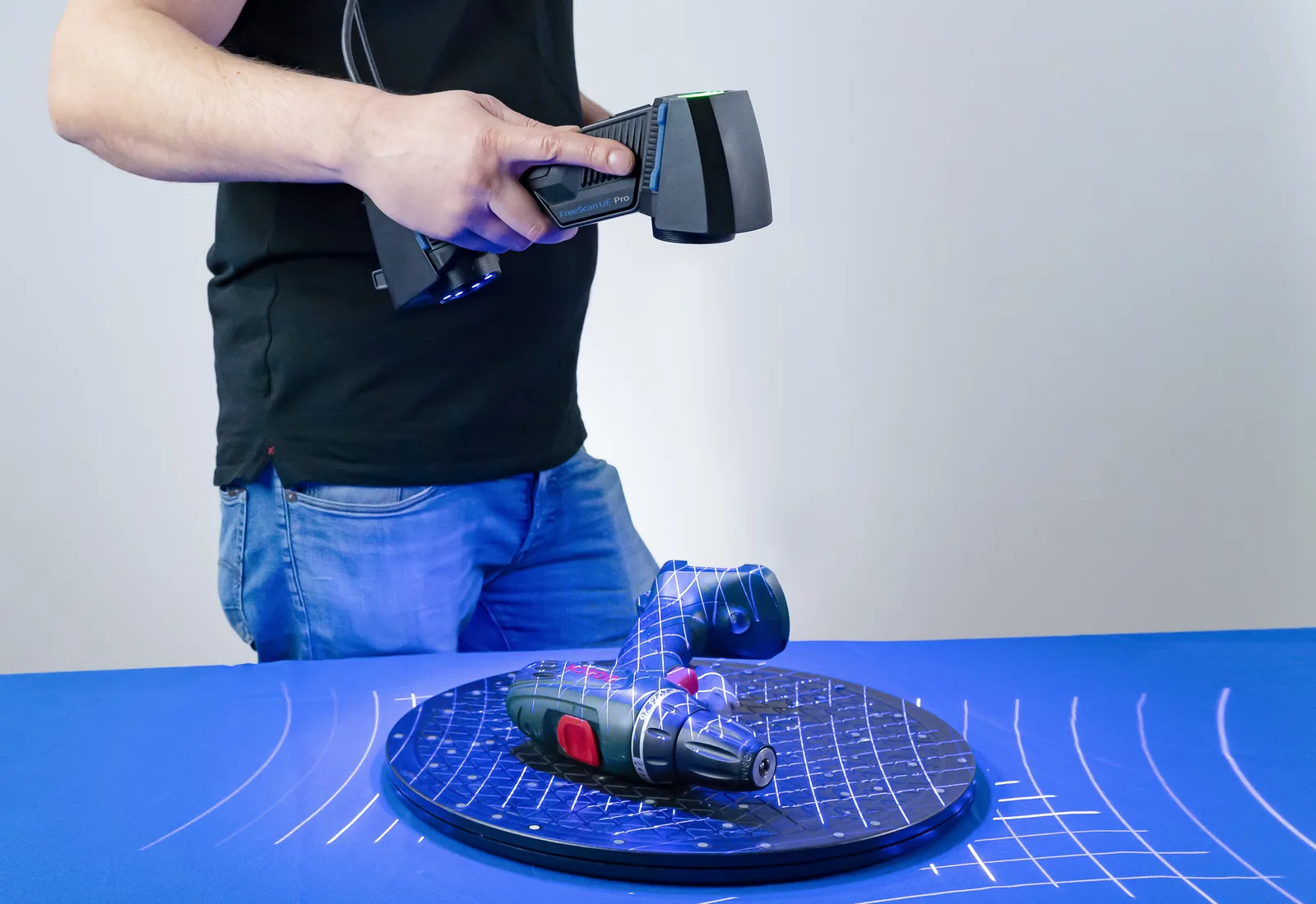 Operador usando FreeScan UE Pro con una pieza en taller