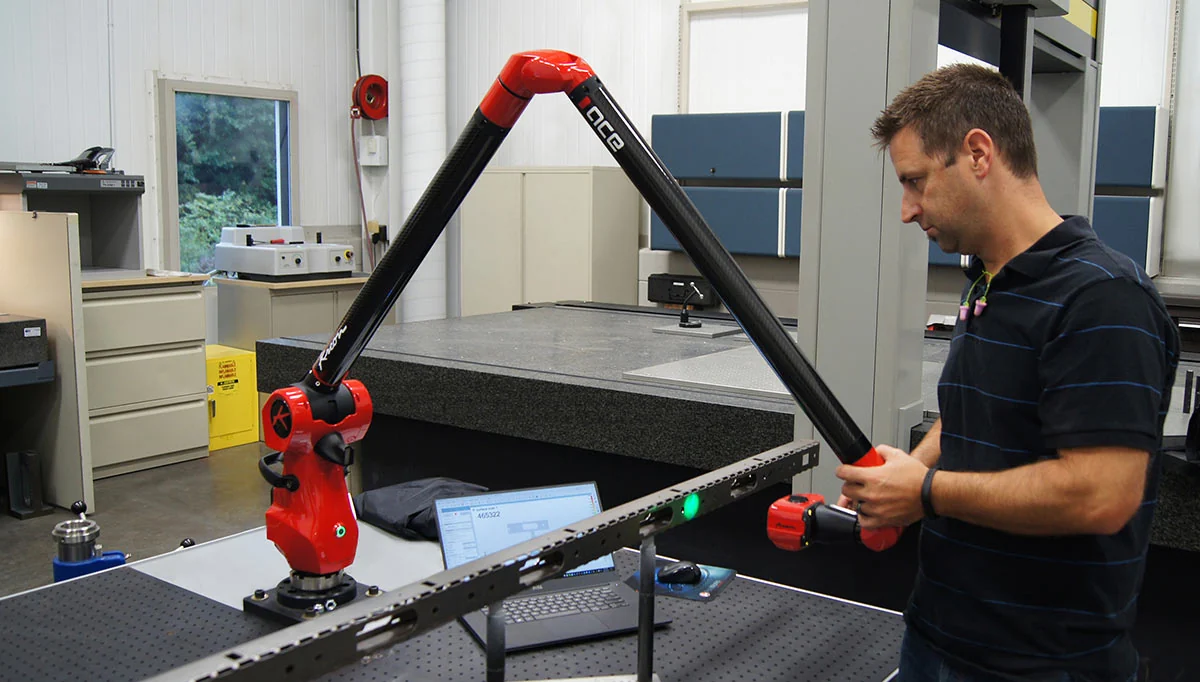 Brazo Kreon con Skyline Eyes digitalizando una pieza para ingeniería inversa