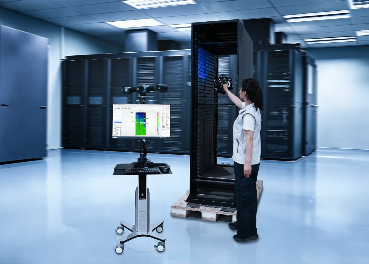 Operadora escaneando un equipo instalado con FreeScan Trak Nova
