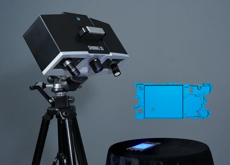 OptimScan 5M Plus capturando un componente para inspección precisa