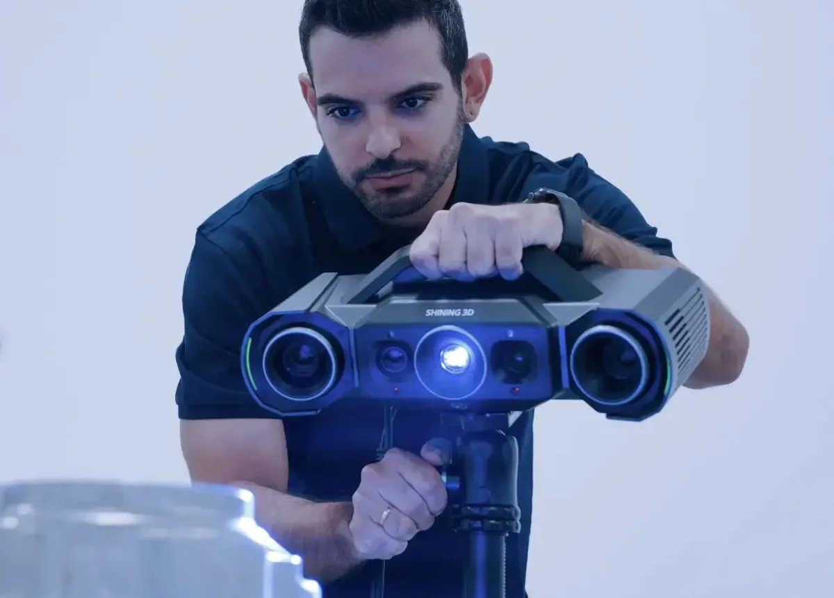 OptimScan Q12 con cuatro cámaras frente a una pieza industrial