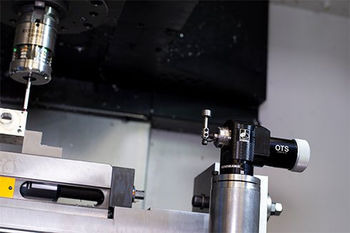 Sonda de pieza OMP60 y medidor de herramientas OTS en un centro de mecanizado CNC