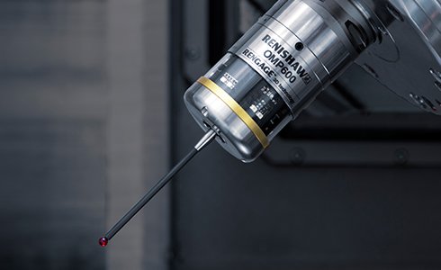 Sonda óptica Renishaw OMP600 midiendo una pieza en una máquina CNC