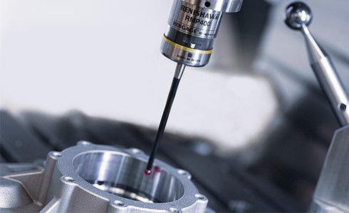 Sonda Renishaw RMP400 palpando un agujero en una pieza montada en una máquina CNC