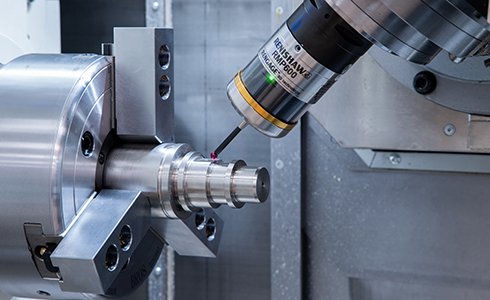 Sonda Renishaw RMP600 palpando una pieza en un torno CNC