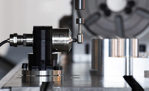 Palpador de herramientas Renishaw TS27R instalado en una máquina CNC