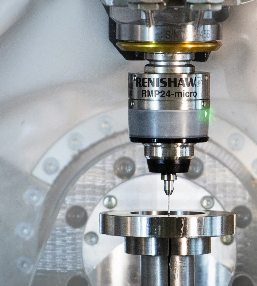 Sonda Renishaw RMP24-micro estableciendo una referencia de pieza en una máquina CNC