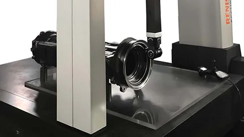 REVO con RSP2 y portapalpador largo accediendo a una pieza tubular montada en la CMM