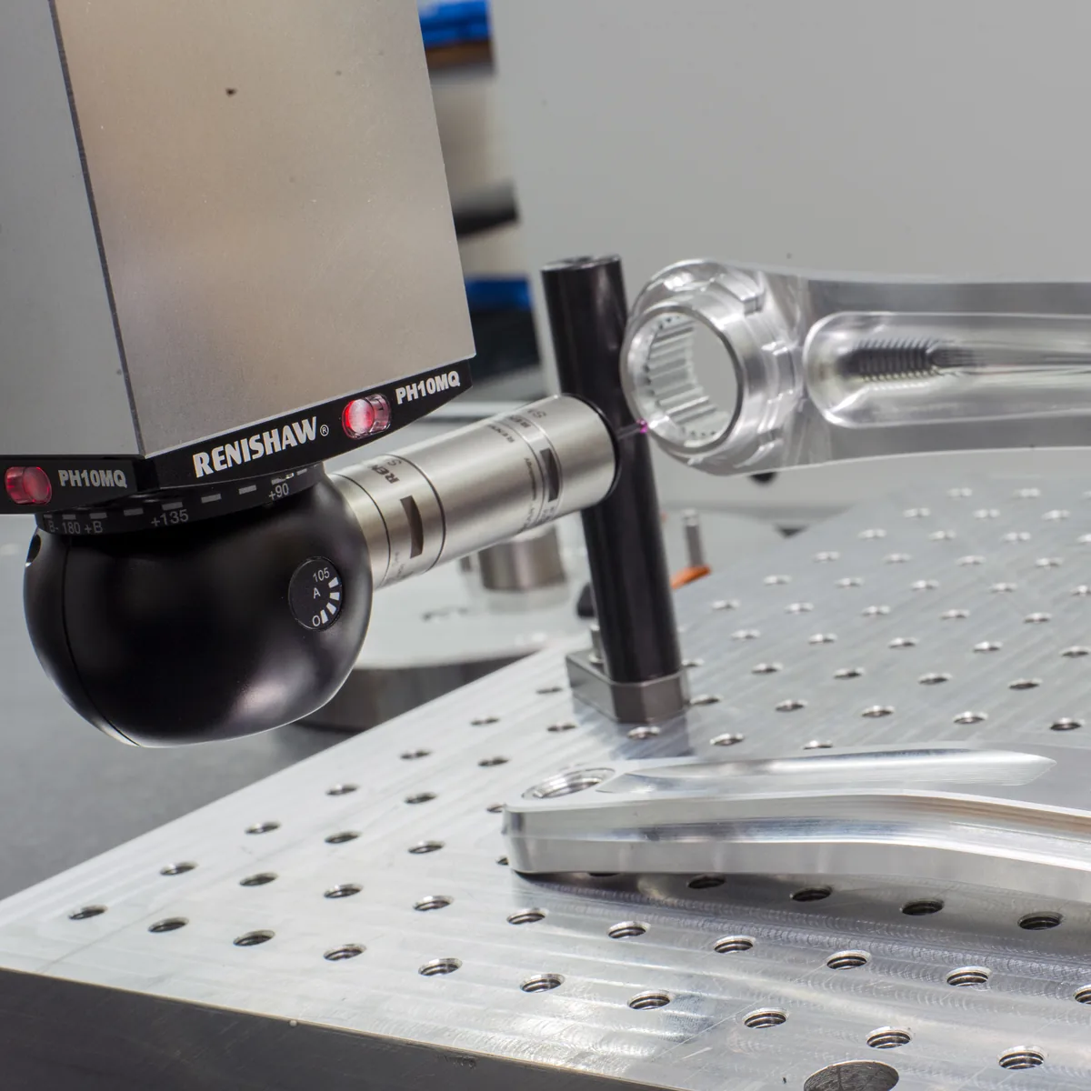 SP25M en cabezal PH10MQ contactando el interior de una biela en una CMM