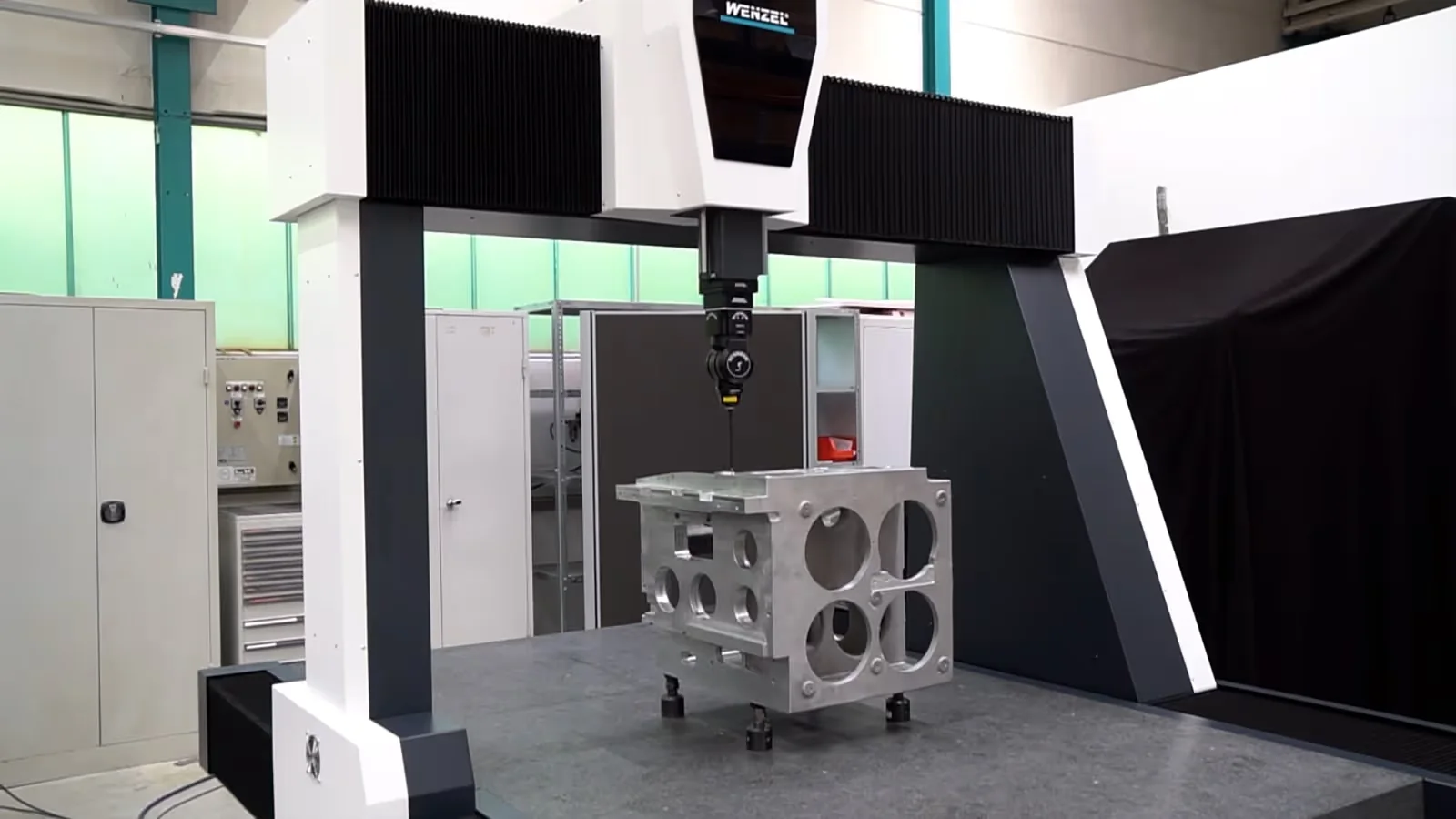 WENZEL SF 1210 midiendo una pieza mecanizada junto a producción
