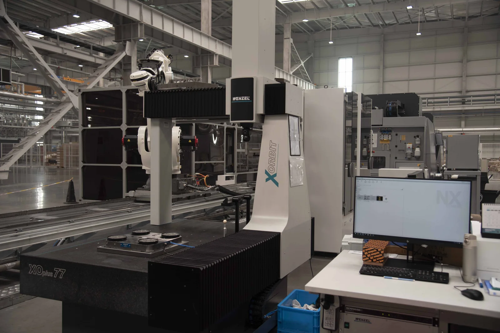Máquina de medición WENZEL XO y puesto de evaluación dimensional en un entorno industrial