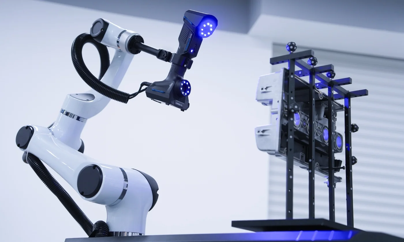 RobotScan UE Pro2 escaneando una pieza de chapa con láser azul