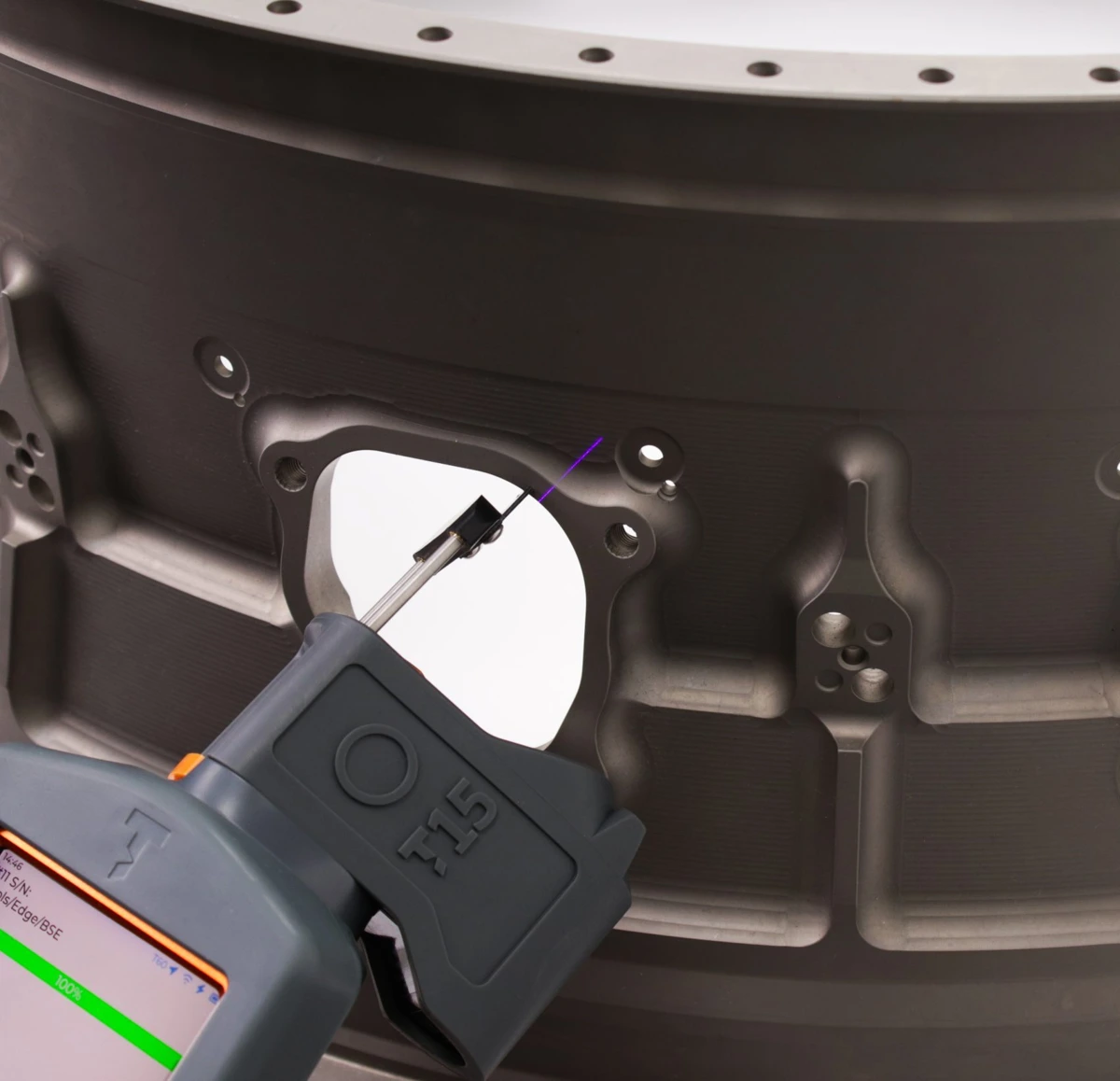 Sensor de GapGun 6 inspeccionando el borde de una pieza metálica