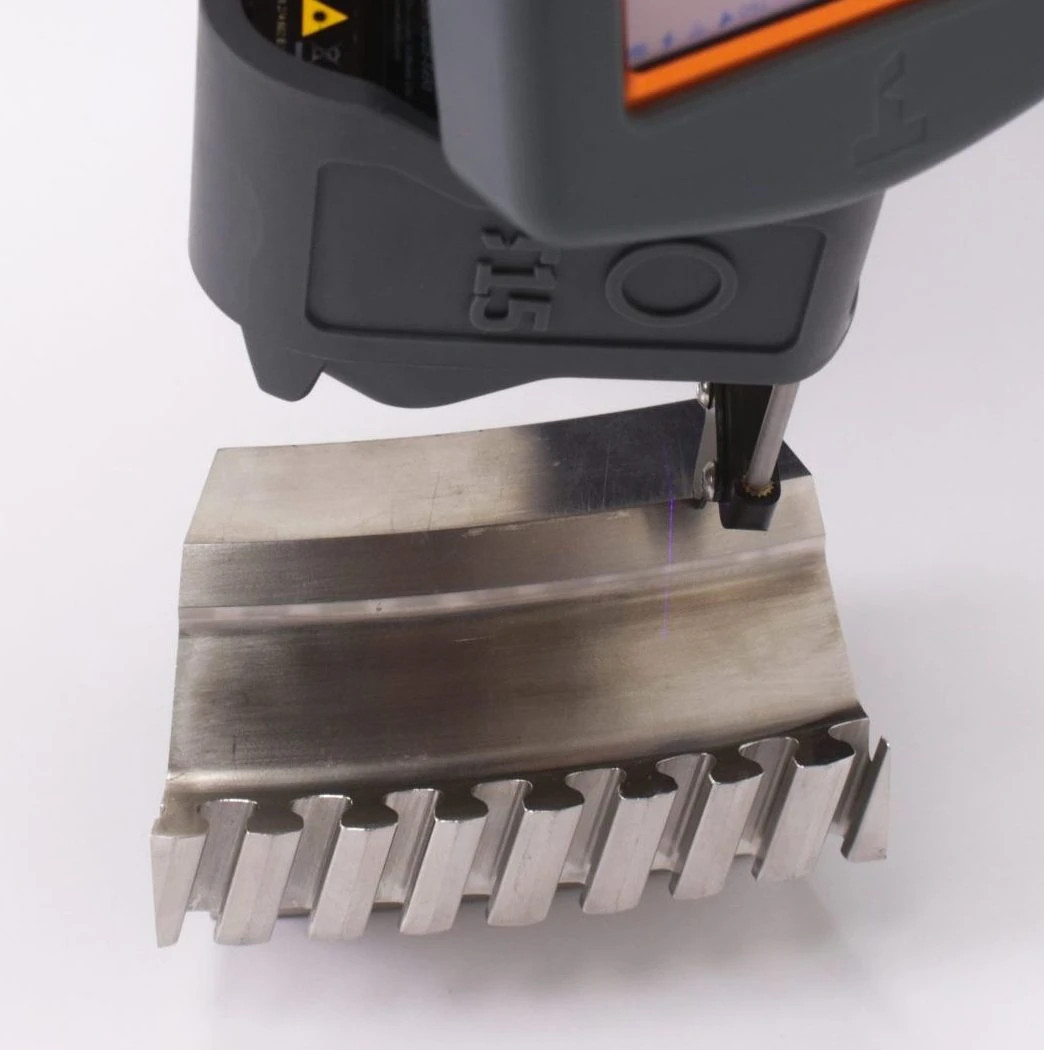 Sensor T-Series capturando un perfil para comprobar un ángulo