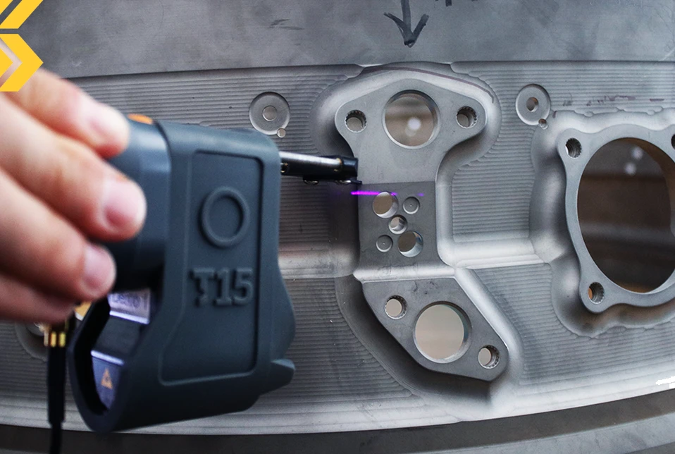 Sensor T15-M inspeccionando el borde de una pieza metálica reflectante