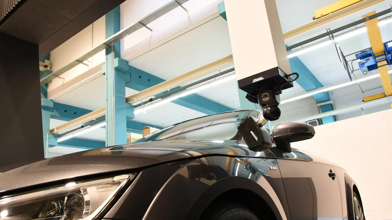 Cabezal y palpador de WENZEL LHF sobre la parte frontal de un automóvil