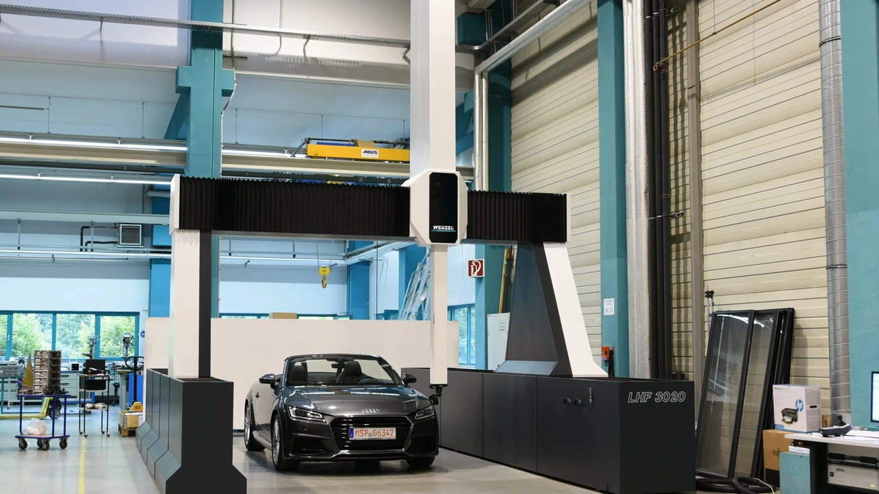 Automóvil completo situado en el volumen de medición de WENZEL LHF 3020